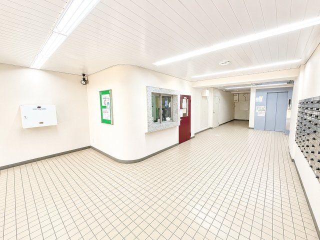 京王大和マンションのその他|～MAIN ENTRANCE～ 住まいの顔となるエントランス。共用部の雰囲気を確認でき、帰宅時にも安心感があります。