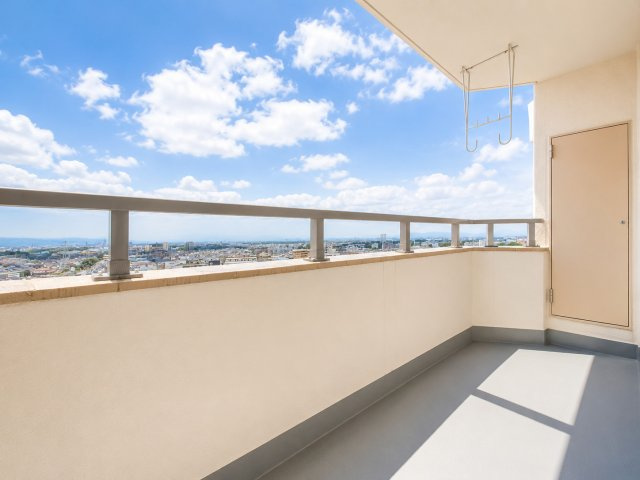 京王大和マンションのバルコニー|～BALCONY VIEW～ 住戸から外の景色を感じられるバルコニー。開放感や風通しを現地で確認できます。