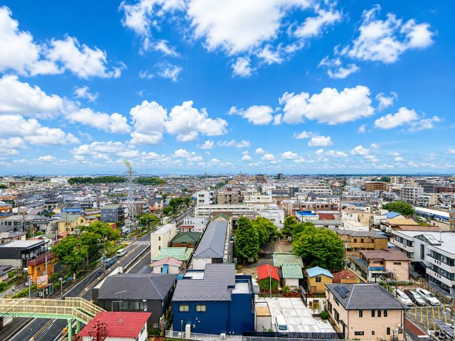 京王大和マンションの展望|～OPEN VIEW～ 
窓の外に広がる開放感のある眺望。日々の暮らしの中で、気持ちのよい抜け感を感じられます。