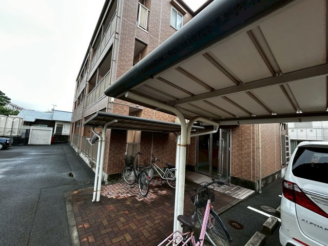 フィネス宮川の駐車場