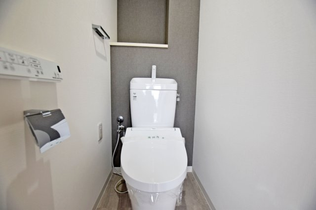 エーベル伊丹参番館のトイレ|温水洗浄便座付きトイレで、座った時にヒヤっとせず年中快適なトイレ時間を過ごせます。