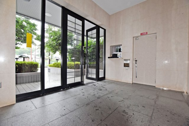 エーベル伊丹参番館のエントランス|きれいに管理されたエントランスは、マンションならではの安心感と快適な住環境を感じられます。
