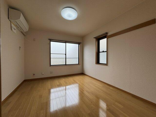 2面の窓で明るいお部屋です♪