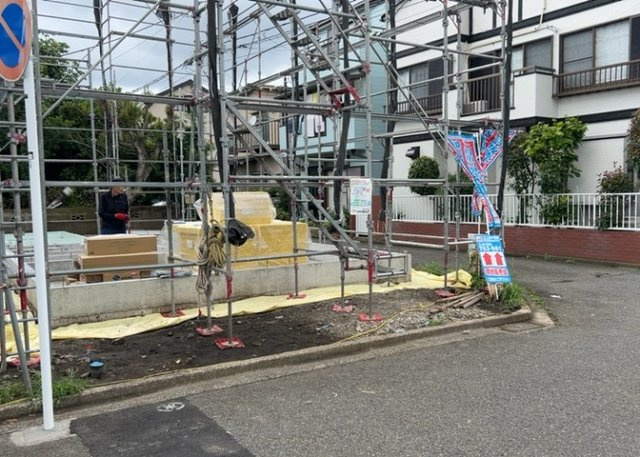 【前面道路含む現地写真】 | 住宅用の土地では前面道路に2m以上接していなければならないと法律で定められています。しかし、お持ちの車のサイズやライフスタイルなどにより、2mでは利便が悪い場合もございますので、事前に確認しましょう。