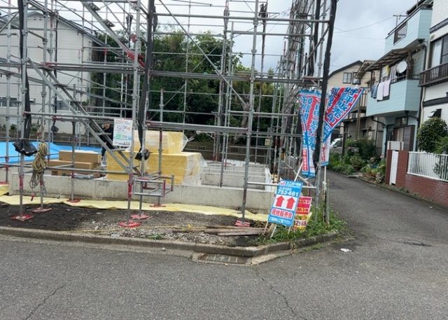 【前面道路含む現地写真】 | お持ちの車種によっては前面道路が広い方が便利でしょう。しかし、前面道路が広ければその分交通量が多くなるため、騒音などが気になる場合があります。実際に現地を見学し、周辺交通量や騒音などを確認しましょう！