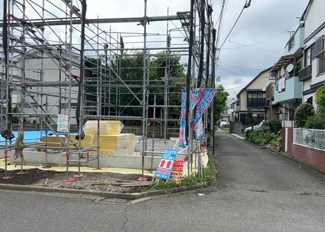 【展望】 | 桜や紅葉の名所に出かける人は多いと思いますが、家にいながら季節の移ろいを感じる生活を送りませんか？リビングや窓から見える景色が生活を彩るワンポイントに！現地から見える景色を堪能してみては如何でしょう。