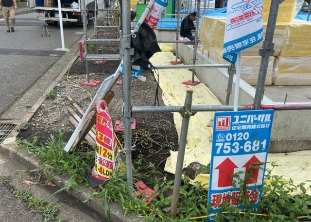 【駐車場】 | 駐車場と明記されていても、最小スペースでつくられた駐車場だと大型車は駐車できなかったり、出入りしにくくなったりする可能性があります。お車のサイズと購入したい物件の駐車場のサイズを現地で確認しましょう。