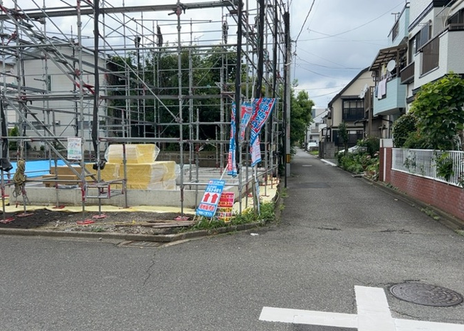 【庭】 | 庭があることでガーデニングや家庭菜園はもちろん、こどもの遊び場やペットを放して遊ぶことができます。また、家の周囲に余裕があるということです。隣地との間があれば、十分な日当たりと、風通しが確保できます。