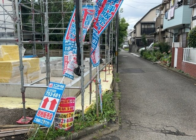 【玄関】 | 玄関は家の顔でもあり、家族以外の目にも止まる場所です。玄関は外との間を仕切る扉、靴などをしまっておく収納スペース、靴脱ぎのたたきスペース、来客とのやり取りをするドアホンなど複数のアイテムからなります。