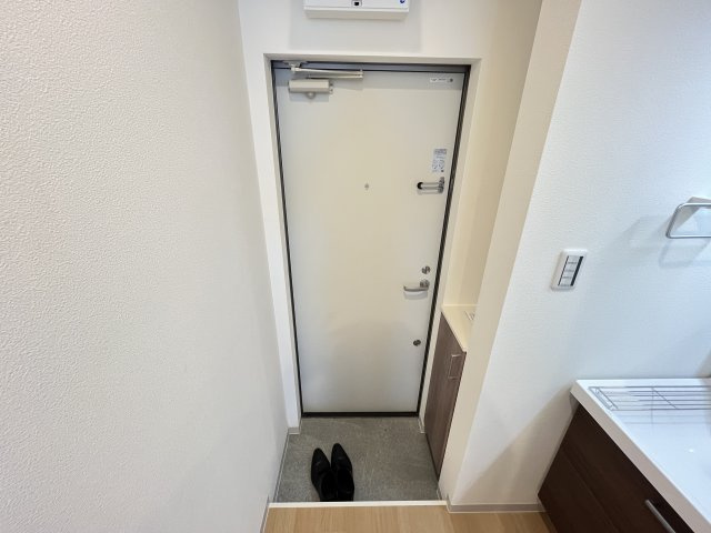 春風と窓辺のカプチーノの玄関