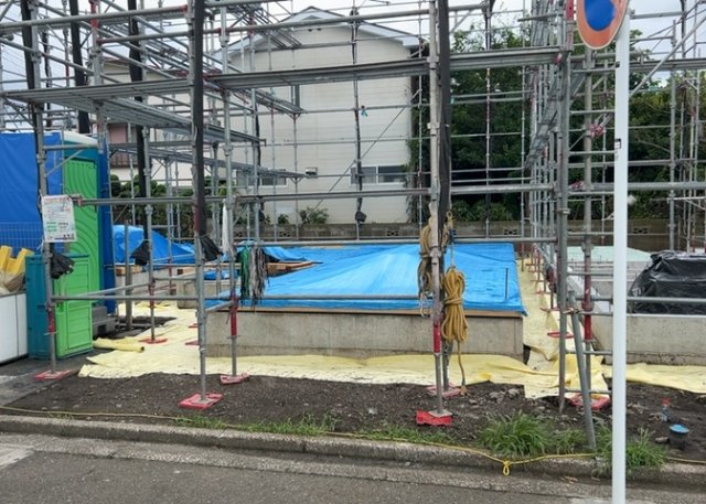 【外観】 | 現地に行くなら、物件の周囲の地形がどうなっているかを見ることも大切です。周辺より低くなっている土地では、大雨などで水が集まりやすいため、地盤が弱くなっているということも考えられるため、注意が必要です。