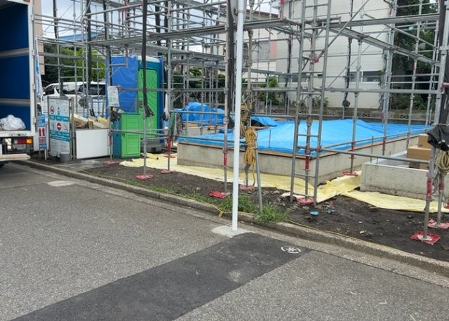 【前面道路含む現地写真】 | 住宅用の土地では前面道路に2m以上接していなければならないと法律で定められています。しかし、お持ちの車のサイズやライフスタイルなどにより、2mでは利便が悪い場合もございますので、事前に確認しましょう。