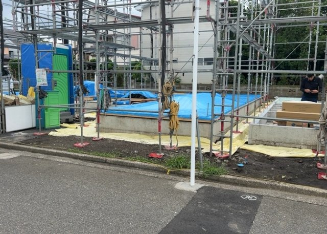 【前面道路含む現地写真】 | お持ちの車種によっては前面道路が広い方が便利でしょう。しかし、前面道路が広ければその分交通量が多くなるため、騒音などが気になる場合があります。実際に現地を見学し、周辺交通量や騒音などを確認しましょう！
