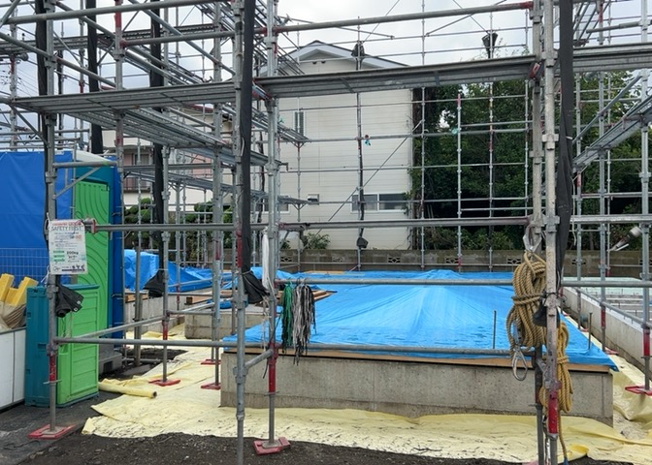 【玄関】 | 玄関は家の顔でもあり、家族以外の目にも止まる場所です。玄関は外との間を仕切る扉、靴などをしまっておく収納スペース、靴脱ぎのたたきスペース、来客とのやり取りをするドアホンなど複数のアイテムからなります。
