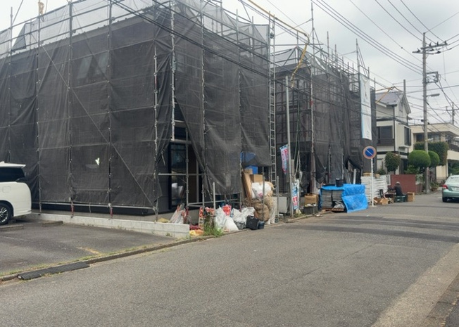 【前面道路含む現地写真】 | 住宅用の土地では前面道路に2m以上接していなければならないと法律で定められています。しかし、お持ちの車のサイズやライフスタイルなどにより、2mでは利便が悪い場合もございますので、事前に確認しましょう。