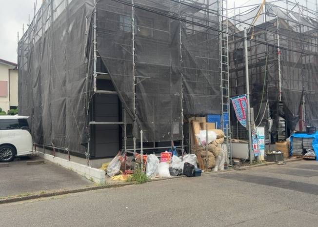 【前面道路含む現地写真】 | お持ちの車種によっては前面道路が広い方が便利でしょう。しかし、前面道路が広ければその分交通量が多くなるため、騒音などが気になる場合があります。実際に現地を見学し、周辺交通量や騒音などを確認しましょう！