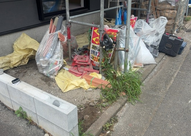【庭】 | 庭があることでガーデニングや家庭菜園はもちろん、こどもの遊び場やペットを放して遊ぶことができます。また、家の周囲に余裕があるということです。隣地との間があれば、十分な日当たりと、風通しが確保できます。