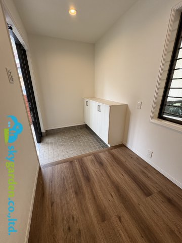 藤沢市大鋸１丁目　中古戸建の玄関|ゆとりある玄関ホールの様子