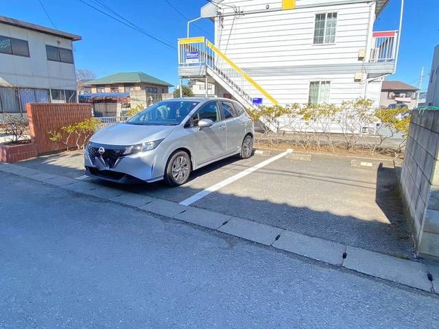 入間市大字仏子のアパートの駐車場