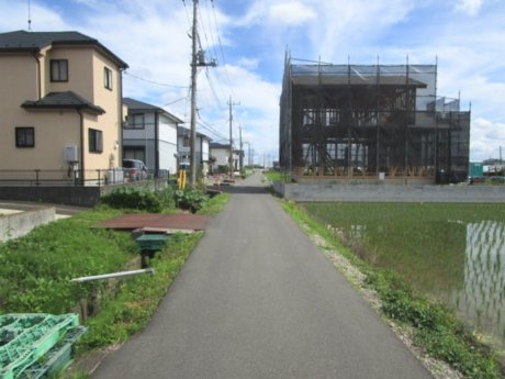 鴻巣市箕田　売地（専任）の前面道路含む現地写真