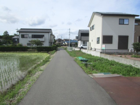 鴻巣市箕田　売地（専任）の前面道路含む現地写真