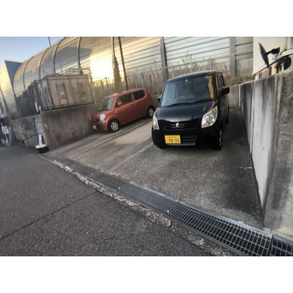 セオコート高丸の駐車場