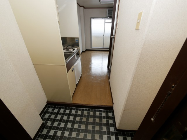 清水728ハイツの玄関