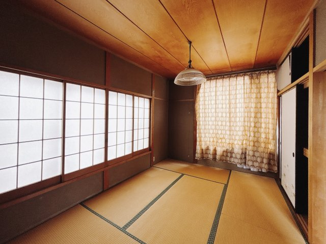 【中古戸建】桐生市東5丁目の和室|■和室｜扉付きの和室なのでプライベートな空間にもなります。ご両親がお泊りになっても、ぬくもりを感じられる和室でゆっくりとお寛ぎいただけます♪