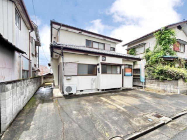 【中古戸建】桐生市東5丁目の外観|■外観｜土日のご見学はもちろん、平日・夜間のご案内も大歓迎です♪「今から見たい」や「仕事終わりに見たい」にもご対応できますのでお気軽にお問い合わせください♪