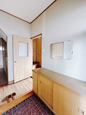 【中古戸建】桐生市東5丁目の玄関|■玄関｜急な来客時にもすぐに物がしまえるので便利です。「いつもキレイな玄関だね」とお友達やご近所さんに羨ましがられると気分も上がります♪