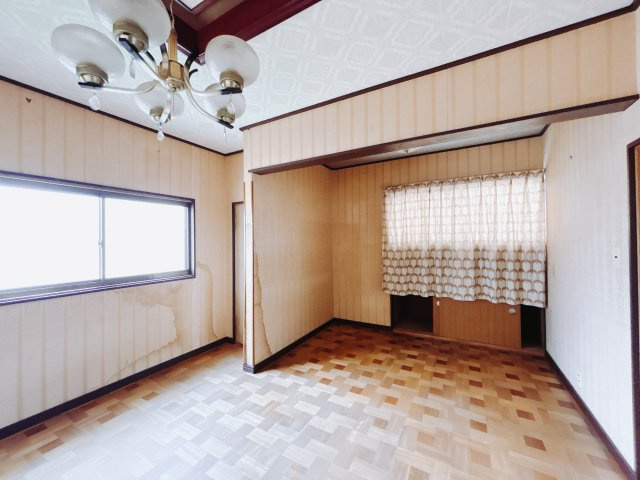 【中古戸建】桐生市東5丁目の洋室|■洋室｜2階洋室には大きな窓をご用意しています。日中はあたたかな日差し差し込み自分時間も充実できますね＾＾