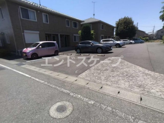 ロイヤルガーデン連取　の駐車場|高崎、前橋、伊勢崎エリアのお部屋探しはエンドスケープまで！お客様の理想お聞かせ下さい♪