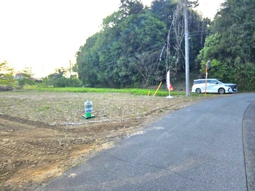 滑川町羽尾売地の前面道路含む現地写真|衣食住が揃う大型モール。車なら数分で週末のまとめ買いも完結！