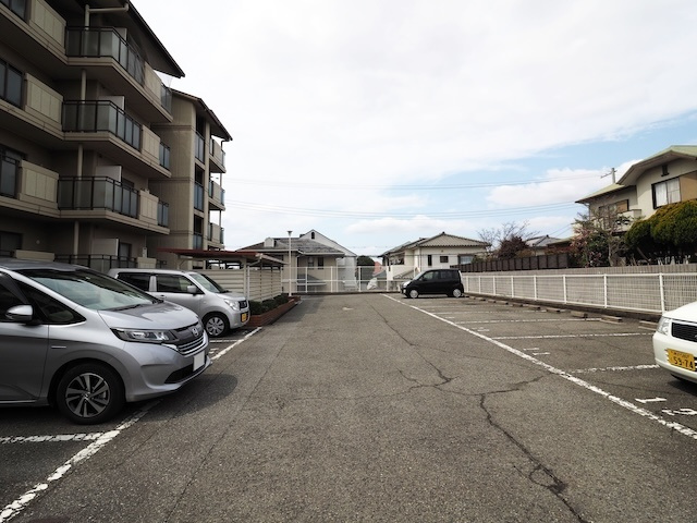 グランベア今井の駐車場