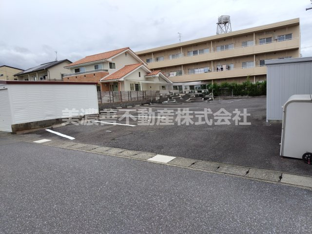 ６７１００　岐阜市上土居４丁目アパートの駐車場