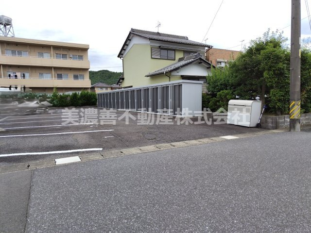 ６７１００　岐阜市上土居４丁目アパートの駐車場