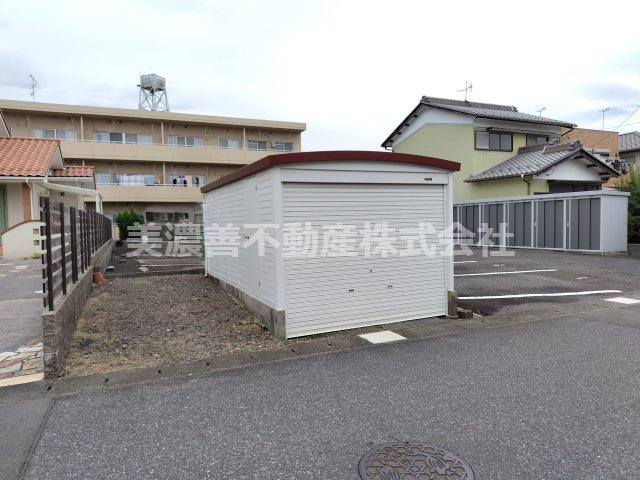 ６７１００　岐阜市上土居４丁目アパートの駐車場