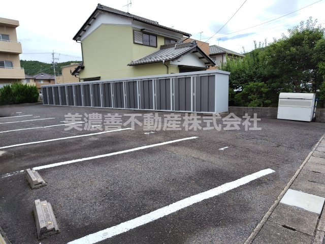 ６７１００　岐阜市上土居４丁目アパートの駐車場