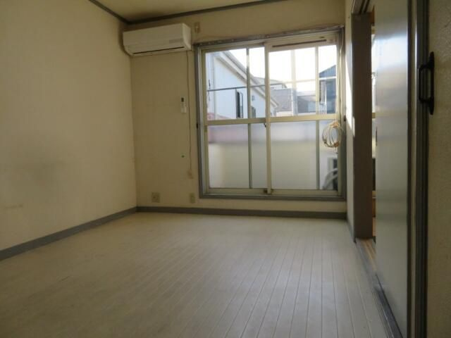 川口市新井町のアパートの居間・リビング