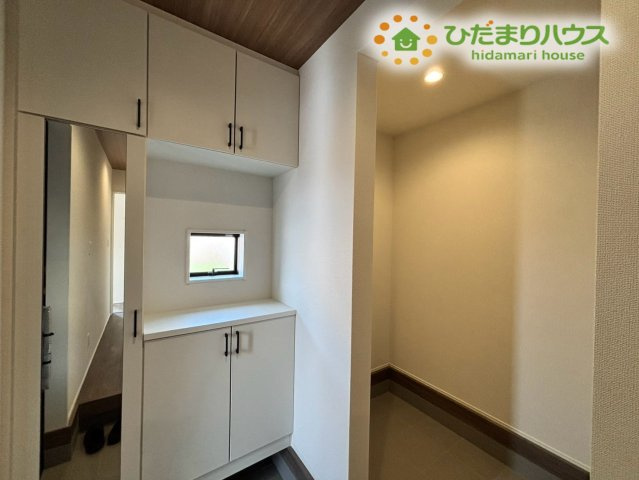 鴻巣市下忍　3期　新築一戸建て　グラファーレ　02の玄関|玄関には、大容量のトールタイプのシューズボックスがございます！家族みんなの靴をすっきりと収納できるので、いつでも綺麗な玄関でお客様を迎えることができます♪便利な鏡付きでお出かけ前のチェックも楽々です！