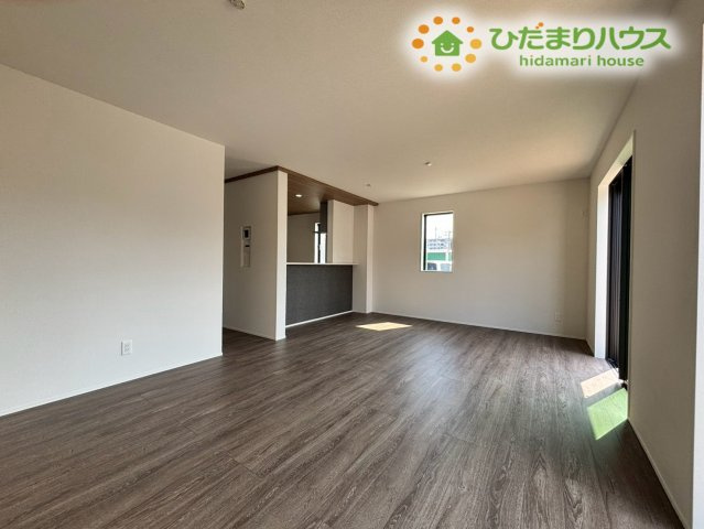鴻巣市下忍　3期　新築一戸建て　グラファーレ　02の居間・リビング|キッチン、ダイニング、リビングが一続きになった、開放感たっぷりのLDKです！お料理中も、リビングにいる家族の様子を、見守ることができるので、毎日のお会話も弾みます♪窓から明るい陽差しも差し込みます！