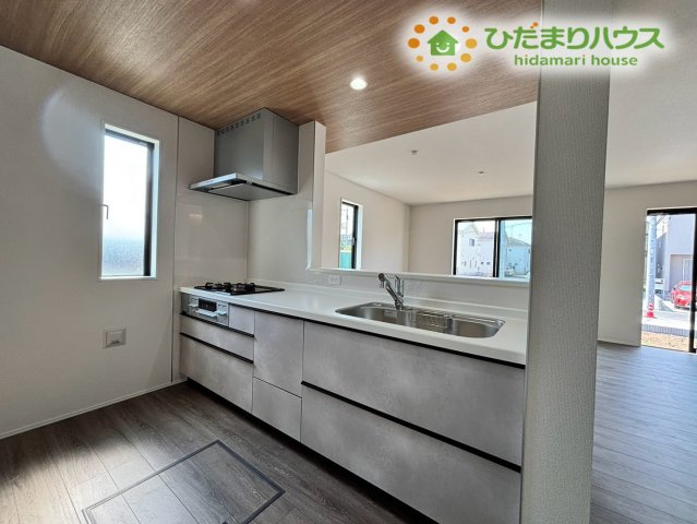 鴻巣市下忍　3期　新築一戸建て　グラファーレ　02のキッチン|木目調の天井が、温もりを感じさせる、明るいキッチンです！対面式で、お料理中もリビングの家族と、楽しく会話を交わすことができます♪大きなシンクと、使いやすいコンロで、毎日のお料理がもっと楽しくなります！