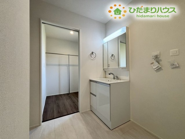 鴻巣市下忍　3期　新築一戸建て　グラファーレ　02の独立洗面台|清潔感のある白を基調とした、広々とした独立洗面台です！大きな鏡は、朝の慌ただしい身支度の際も、二人並んで、スムーズに行えるので便利ですよ♪下部には、日用品をすっきりと収納できるスペースもございます！