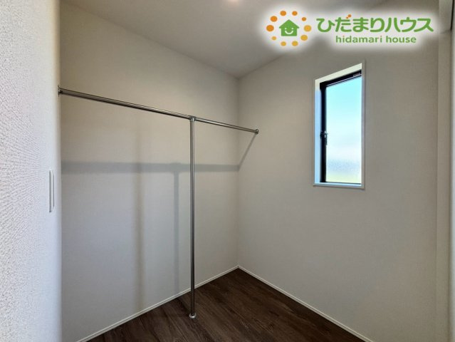 鴻巣市下忍　3期　新築一戸建て　グラファーレ　02のランドリースペース|部屋干しもできる、便利なランドリースペース兼ウォークインクローゼットです！リビングなど、お家の中にお洗濯物を干さずに済むので、生活感を感じさせないインテリアを保てます♪雨の日や、花粉の季節も安心です！