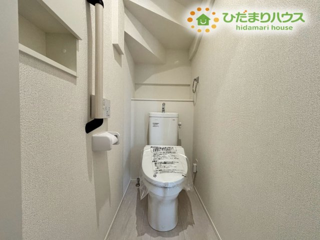 鴻巣市下忍　3期　新築一戸建て　グラファーレ　02のトイレ|清潔感のある白を基調とした、すっきりとした印象のトイレです！便座を温めてくれる機能が付いているので、寒い日も、心地よく利用できます♪便利な手洗器と、小物やペーパーなどを収納できるスペースもございます！