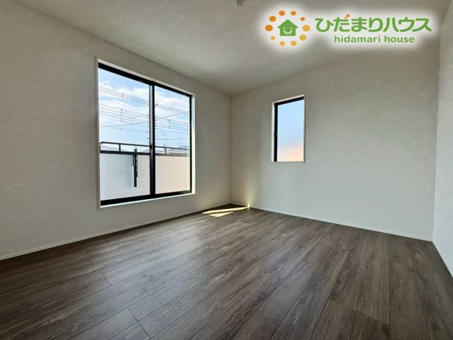 鴻巣市下忍　3期　新築一戸建て　グラファーレ　02の寝室|窓から明るい陽差しが差し込む、心地よい主寝室です！バルコニーへも直接出入りできるので、お布団干しもスムーズに行えます♪大容量のウォークインクローゼットもあり、お洋服や小物をすっきりと収納できます