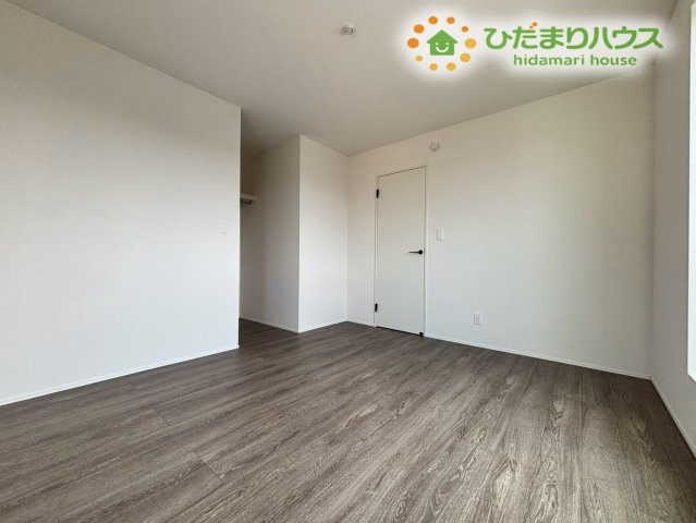 鴻巣市下忍　3期　新築一戸建て　グラファーレ　02の寝室|白を基調とした、明るい印象の寝室です！窓からは、温かい光が差し込み、毎日の朝を心地よく迎えることができます♪2階の独立したお部屋なので、プライベートな時間も大切にでき、夜も静かに休むことができますよ！