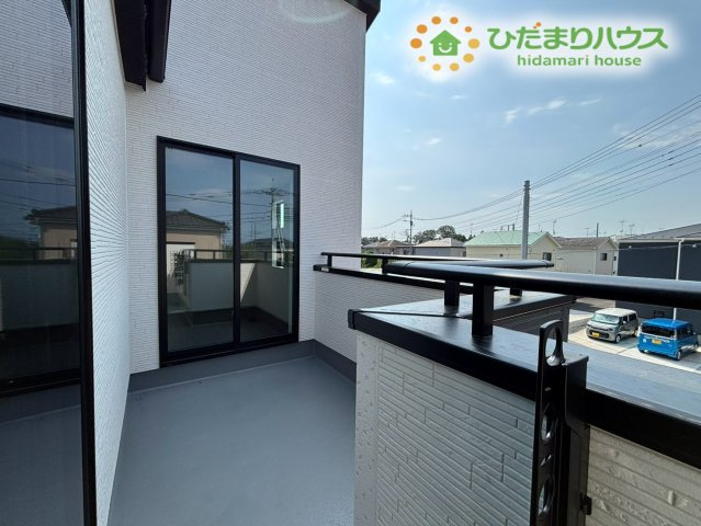 鴻巣市下忍　3期　新築一戸建て　グラファーレ　02のバルコニー|陽当たりが良く、お布団や洗濯物を、一度にたくさん干せる広々としたバルコニーです！2部屋から直接バルコニーへの出入りができて、動線もスムーズです♪お家の中に、気持ち良い風と明るい光を取り込んでくれます！