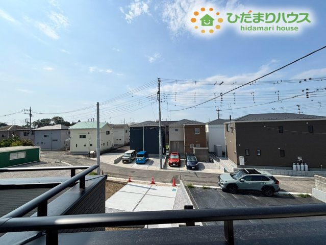 鴻巣市下忍　3期　新築一戸建て　グラファーレ　02の展望|バルコニーからは、周囲に高い建物がない、開放感たっぷりの景色が広がります！青空を近くに感じながら、家族みんなで、心地よい風と陽差しを浴びることができます♪お洗濯物を干す際も、気持ち良いですね！