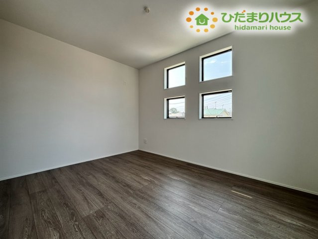 鴻巣市下忍　3期　新築一戸建て　グラファーレ　02の子供部屋|大きな掃き出し窓と、4つの小窓から、明るい光と、心地よい風が、たっぷりとお部屋の中に差し込みます！お子様の勉強も、元気に遊ぶ時間も、明るい気持ちで、心地よく過ごせる、健やかな成長を見守るお部屋です♪